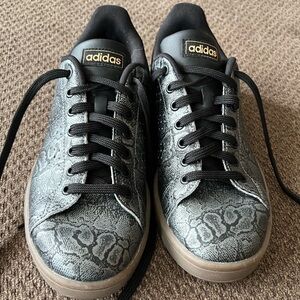 Like New! Women’s Adidas Advantage Sneakers